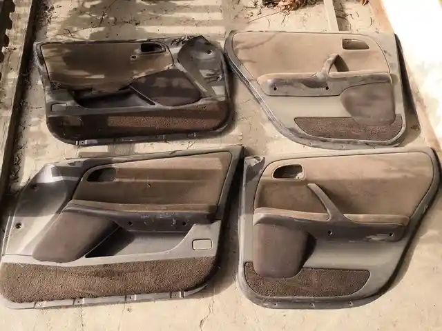 Обшивка двери от Toyota mark 2, Исфара
