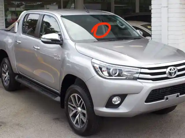 Лобовое стекло от Toyota Hilux, Душанбе