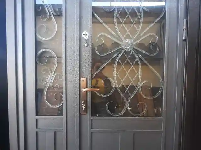 Стеклянная дверь, Душанбе