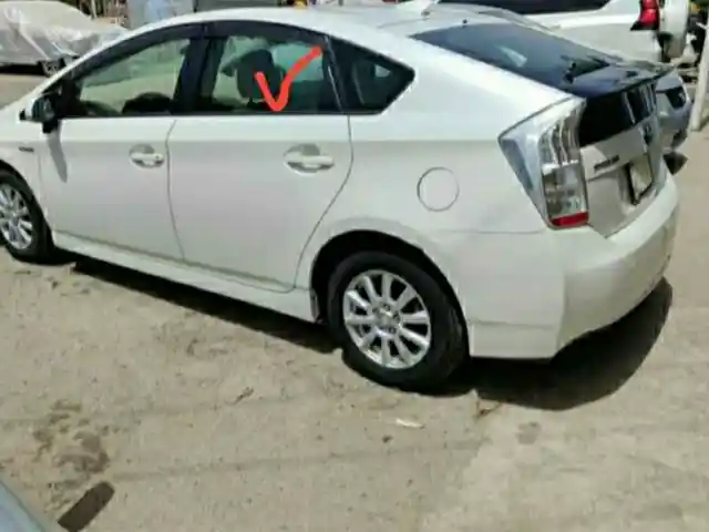 Нетонированные стекла задних дверей на Toyota Prius, Душанбе