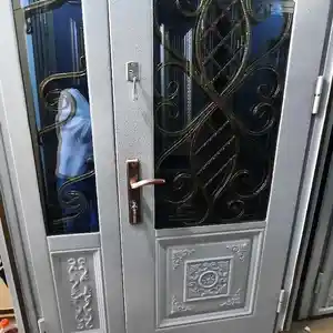 Стеклянная дверь, Душанбе