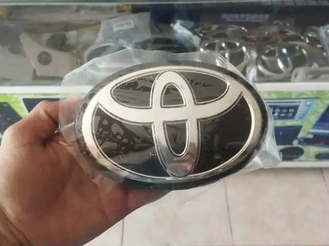 Стеклянный Знак Toyota, Душанбе