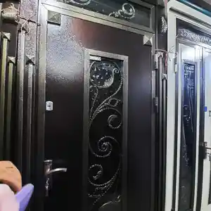 Стеклянная дверь, Душанбе