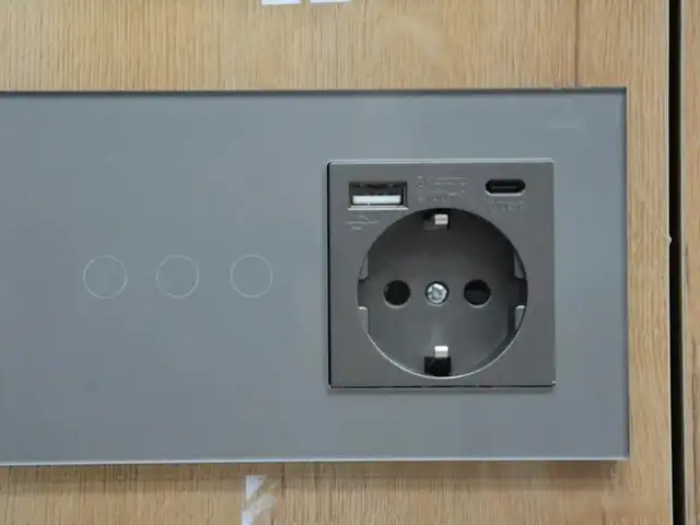 Умный 3 клавишный выключатель с розеткой Zigbee, Душанбе