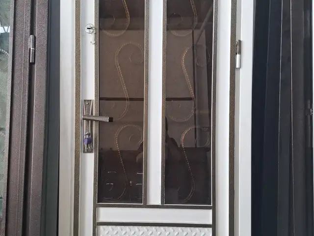 Стеклянная дверь, Душанбе