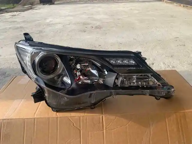 Фара на Toyota RAV4, 2015, Худжанд