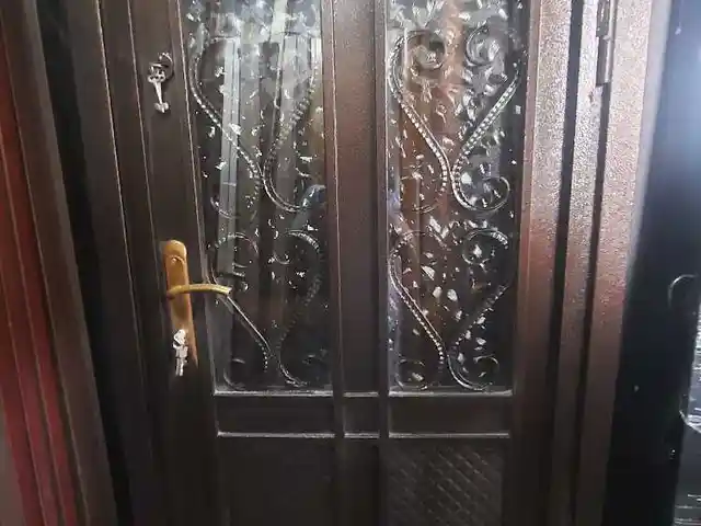 Стеклянная дверь, Душанбе