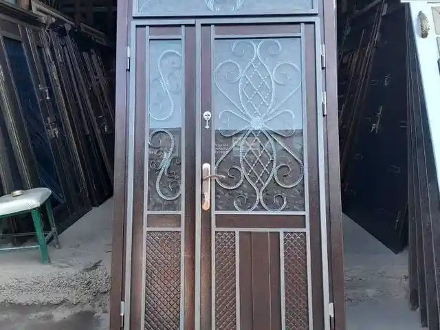Стеклянная Дверь, Душанбе