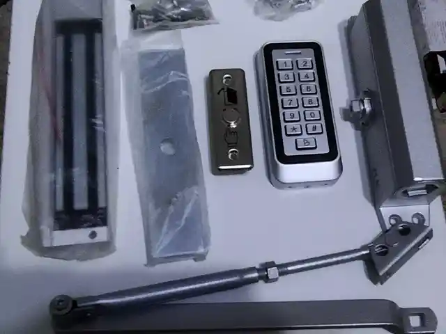 Установка электромагнитного замка, Душанбе