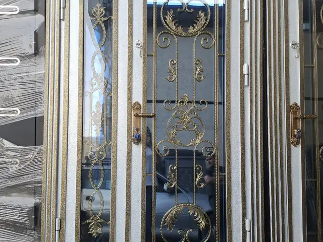 Стеклянная дверь, Душанбе