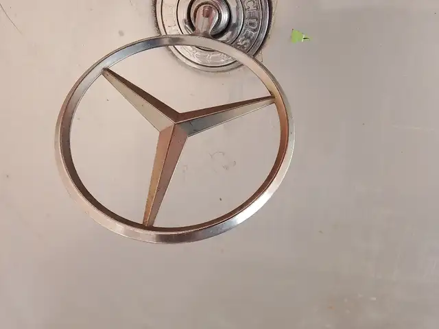 Значок от Mercedes-Benz, Хуҷанд