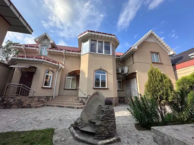 2-этажный, 10 комнатный дом, 500 м² м², Центр города Чкаловск улица Горького , Хуҷанд