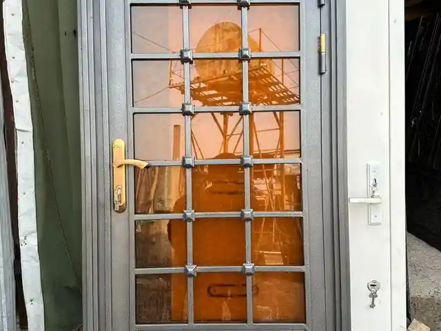 Дархои оханин, Душанбе