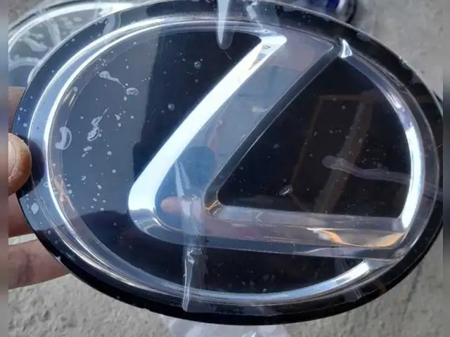 Передний стеклянный знак Lexus, Душанбе