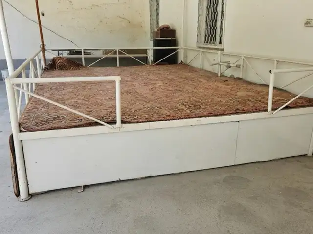 Железный тапчан, Бустон (Чкаловск)
