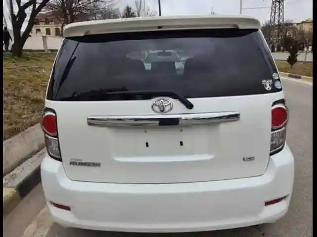 Заводское заднее стекло на Toyota Rumion, Душанбе