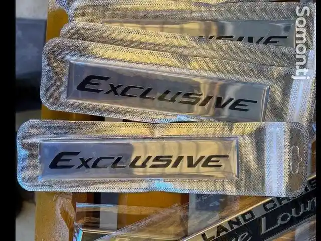 Знак Exclusive на Toyota Camry, Душанбе