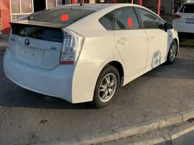 Задние нетонированные стекла на Toyota Prius, Душанбе