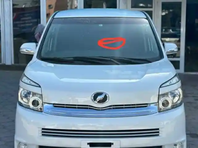Лобовое стекло на Toyota Voxy, Душанбе