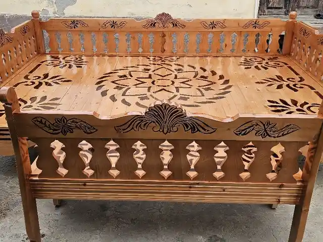 Тапчан со скамейкой, Истаравшан