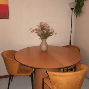 Кухонный стол и стулья из магазина Jysk, Душанбе