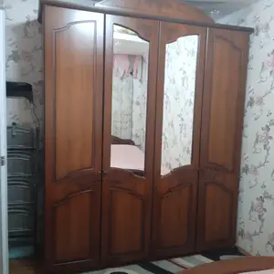 Шкаф бо оинааш ва тумбочка, Душанбе
