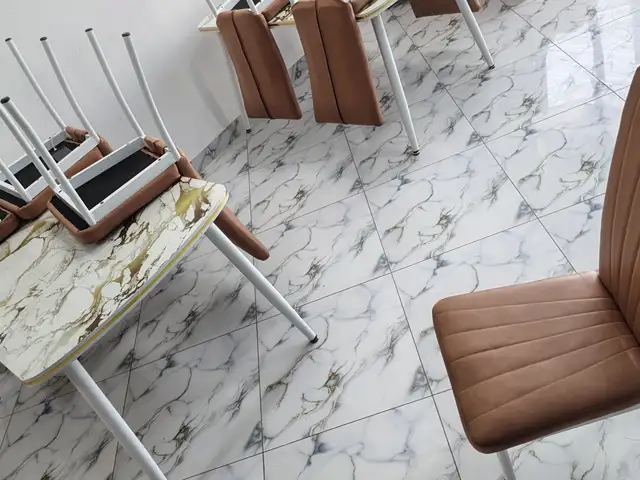 Стол и стулья, Ёвон