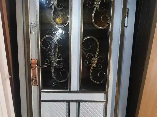 Стеклянная дверь, Душанбе