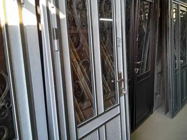 Стеклянная Дверь, Душанбе