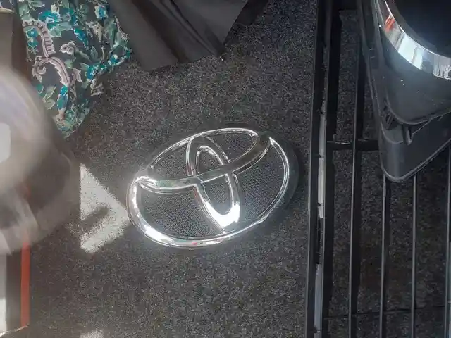 Передний знак Toyota Camry 2 2011, Душанбе