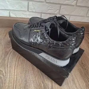 Кроссовки Prada, Хуҷанд