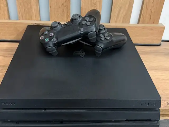 Игровая приставка PS 4 про с 8 играми, Душанбе
