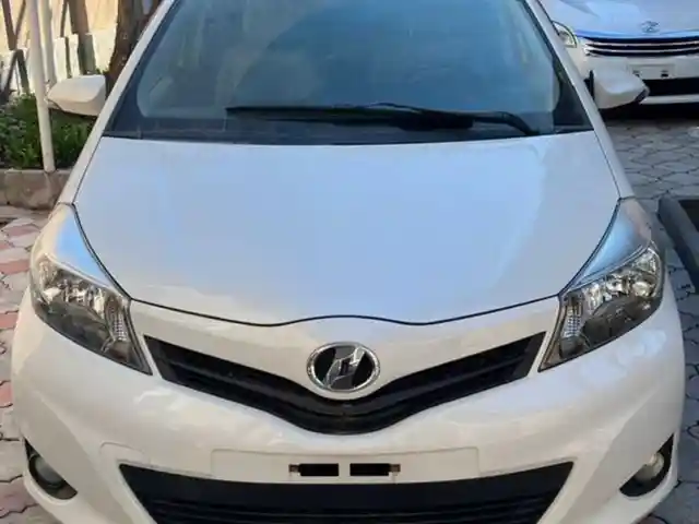 Лобовое стекло на Toyota Vitz 2011, Душанбе