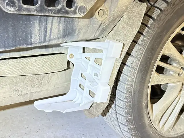 Кронштейн крепление заднего бампера правое Toyota 55 14-17, Душанбе