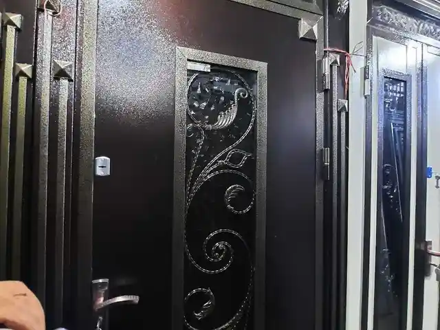 Стеклянная дверь, Душанбе