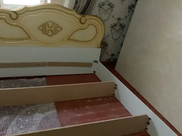 Кровать со шкафом, Бохтар (Курғон-Теппа)