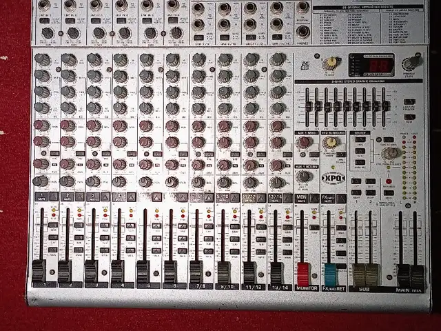 Микшерный пульт Behringer 18.32 ORG, Хуросон