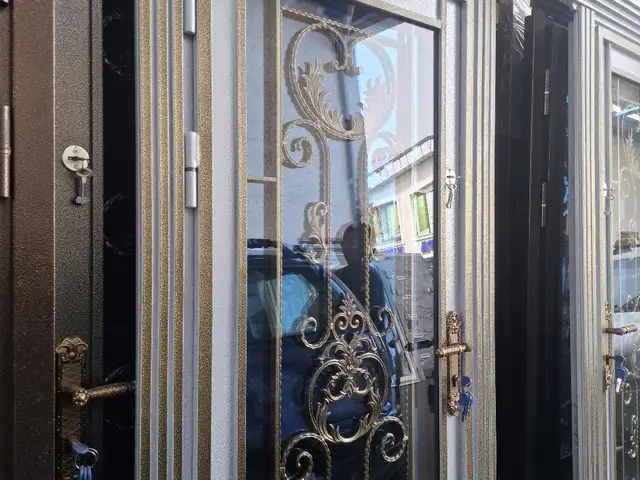 Стеклянная дверь, Душанбе