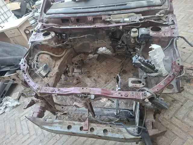 Передняя часть Toyota Avensis, Худжанд