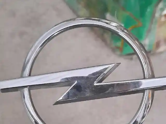 Задний знак на багажник от Ореl Zafira A, Худжанд