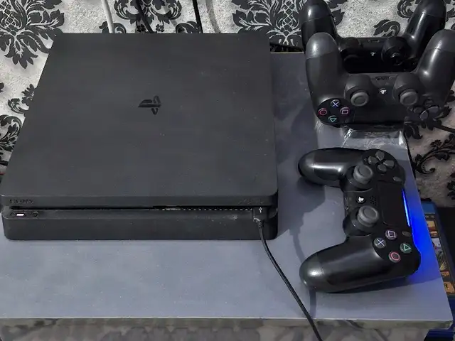 Игровая приставка Sony PlayStation 4, Абдурахмони Джоми