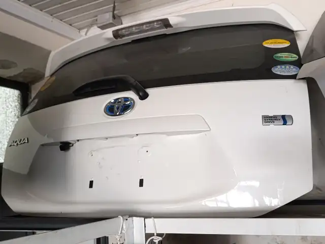 Дверь багажника на Toyota Aqua 2014 гибрид, Душанбе