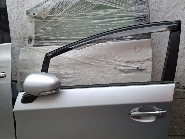 Передние Двери от Toyota Prius, Душанбе