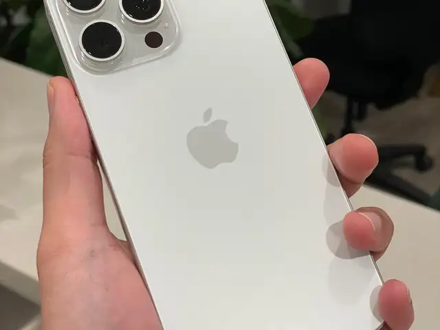 Apple iPhone 15 Pro, 256 gb, White Titanium, Душанбе