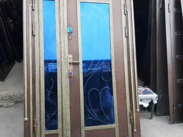 Стеклянная дверь, Душанбе