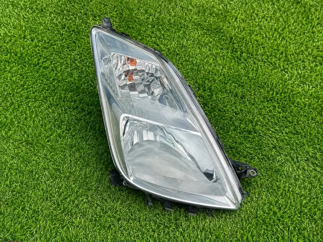 Передняя фара от Toyota Prius ZVW20, правая сторона, Душанбе