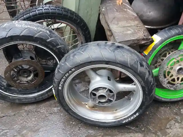 Колеса от мотоцикла Kawasaki, Душанбе