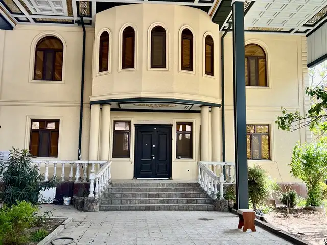 3-этажный, 7 комнатный дом, 510 м², ул. У. Хайем, Душанбе