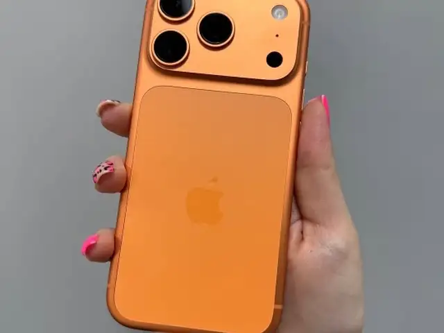 Apple iPhone Xr, 128 gb, Product Red в корпусе 17 Pro, Хуҷанд