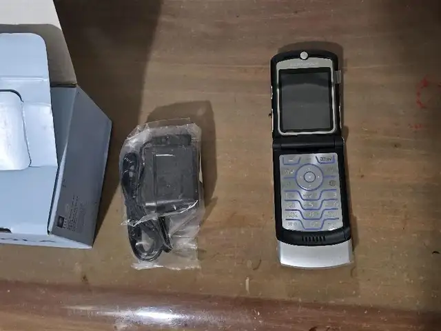 Motorola v3i, Турсунзаде